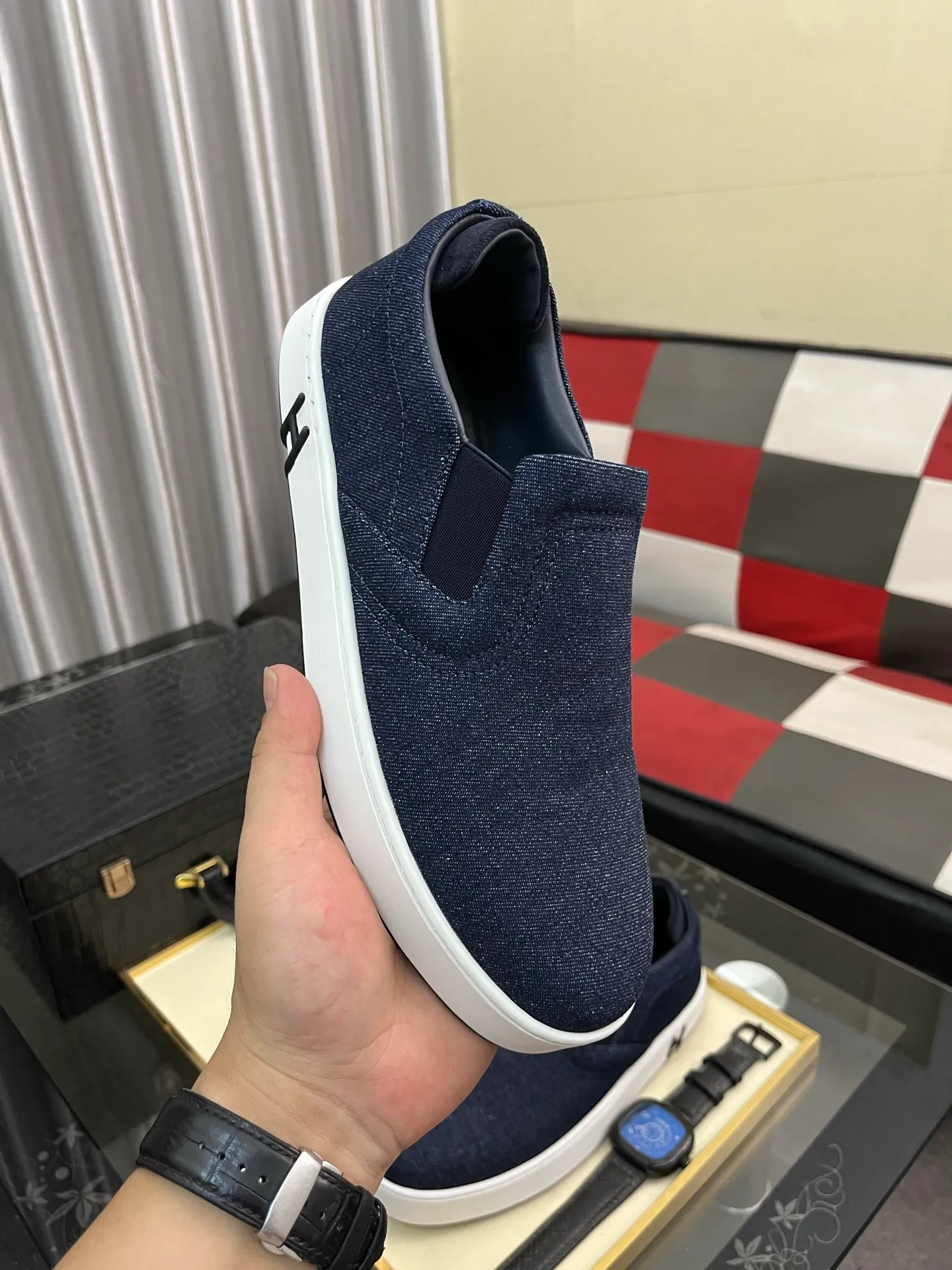 Men's Men's Shoes💰458⌚️⌚️HERMES/Hermès Hugo sneakers are casual men's shoes. These sneakers are made of imported first-layer cowhide leather and breathable mesh design. The contrasting color design creates a dynamic and modern shape. The front end of the toe is decorated with natural-color rubber inlays, making it novel and fashionable. The texture is incomparable, with cowhide lining and cowhide foot pads, the upper foot is comfortable and breathable, and the rubber sole is decorated with geometric patterns and iconic "H" details. A very personal one! Size: 38-44
